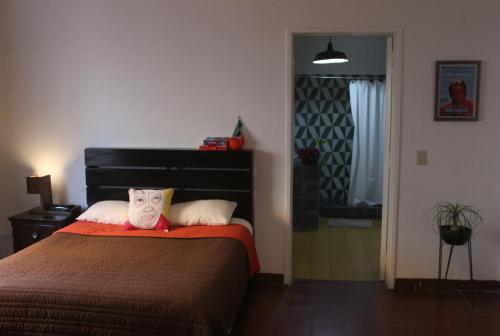 a bedroom with a bed with a mask on it at Hostel Hospedarte Centro in Guadalajara