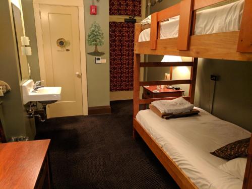 McMenamins Grand Lodgeにあるベッド