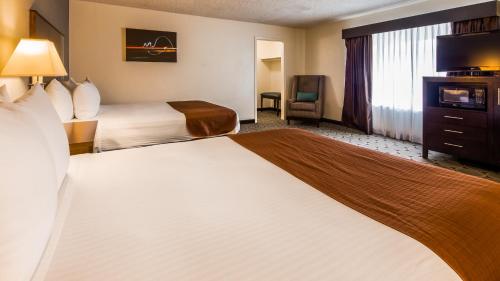 a hotel room with a large bed in a room at Best Western Pahrump Oasis in Pahrump