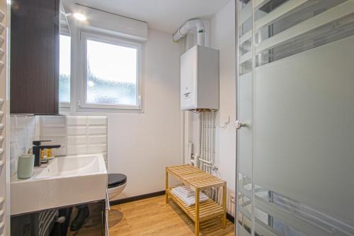 Η κουζίνα ή μικρή κουζίνα στο DOUCES NUITS CAENNAISES - Parking Privé inclus, centre ville