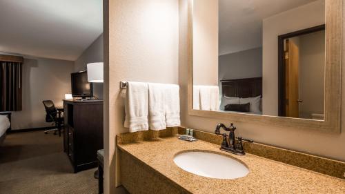 Baño del hotel con lavabo y espejo en Best Western Black Hills Lodge en Spearfish