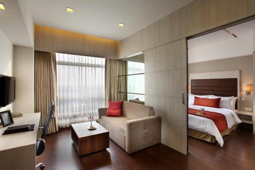 Postel nebo postele na pokoji v ubytování Mahagun Sarovar Portico Suites