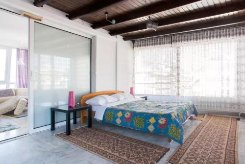 1 dormitorio con 1 cama y 1 mesa en una habitación en Urban Downtown Loft, en Atenas