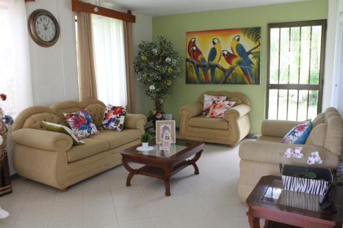Ruang duduk di Escalona's place