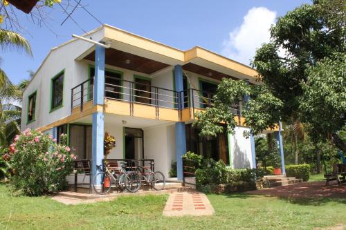 Taman di luar Escalona's place