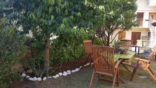 two chairs and a table under a tree at Casa Cesira in Tarzo