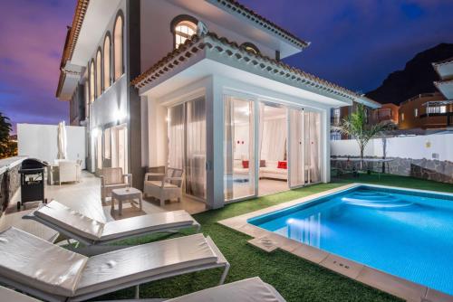 Bazén v ubytování LUXURY WHITE VILLA with sea view, heated pool nebo v jeho okolí
