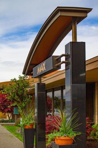 a street sign for max in front of a building at Mirabeau Park Hotel in Spokane Valley