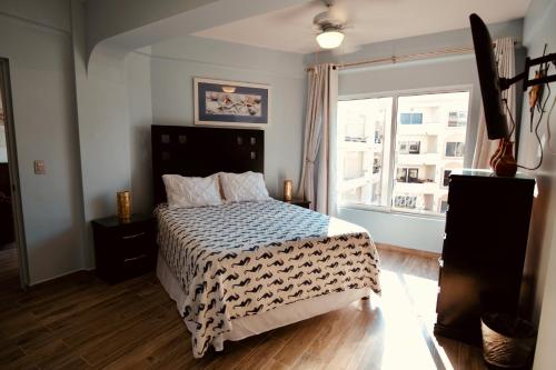 En eller flere senge i et værelse på Maz4you Beachfront Condo