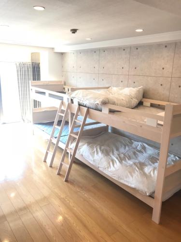 1 Schlafzimmer mit 2 Etagenbetten in einem Zimmer in der Unterkunft Motomachi Flat in Fukuyama