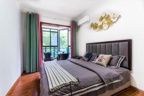 - une chambre avec un grand lit et une grande fenêtre dans l'établissement Chengdu Qingyang·Kuanzhai Alley· Locals Apartment 00170590, à Chengdu