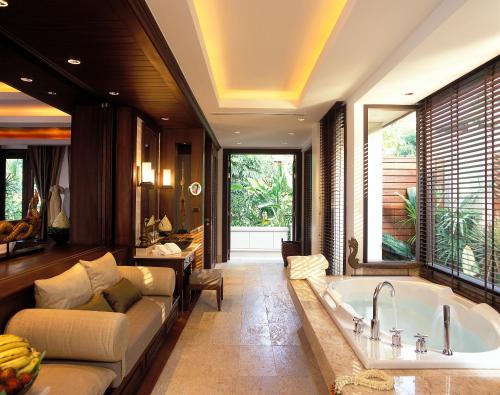 Posezení v ubytování Trisara Villas & Residences Phuket