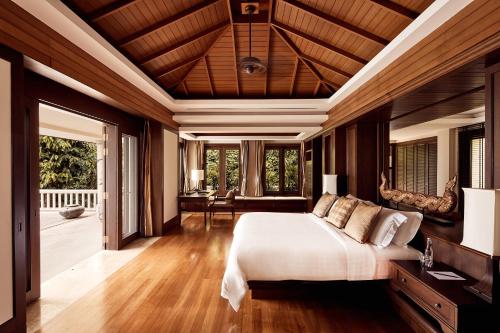 Postel nebo postele na pokoji v ubytování Trisara Villas & Residences Phuket