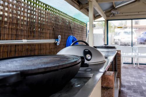 a grill sitting on top of a kitchen counter at Sleepwell Motel in Albany