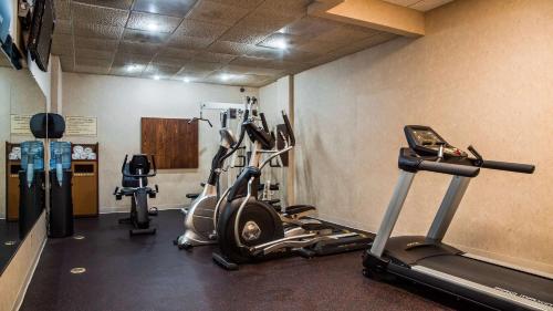 a gym with several cardio machines in a room at Rock Island Inn & Suites Marshalltown in Marshalltown