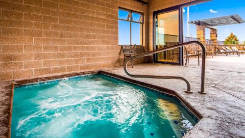 a hot tub in the middle of a patio at Best Western Pendleton Inn in Pendleton
