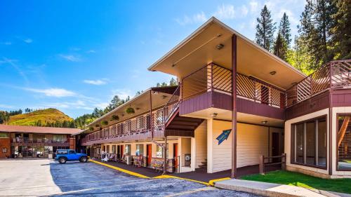 a building with a car parked in front of it at Deadwood Miners Hotel & Restaurant in Deadwood