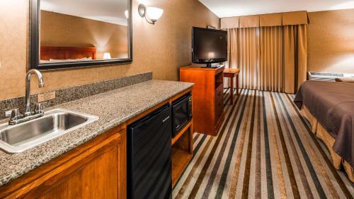 Kuchyň nebo kuchyňský kout v ubytování Best Western Pendleton Inn