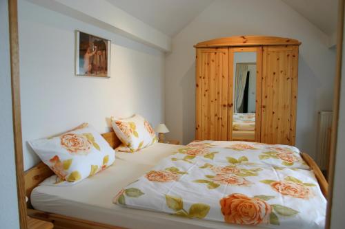 Un pat sau paturi într-o cameră la Hotel Vater Rhein