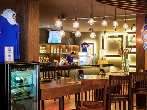 Lounge nebo bar v ubytování Holiday Inn Resort Phuket Surin Beach by IHG