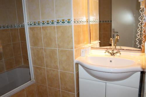 Koupelna v ubytování Hôtel Le Clos des Pins