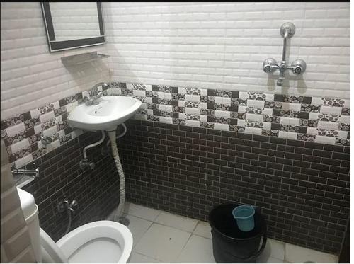 ジャイプールにあるHotel Dharohar Palaceの洗面台とトイレ付きのバスルーム