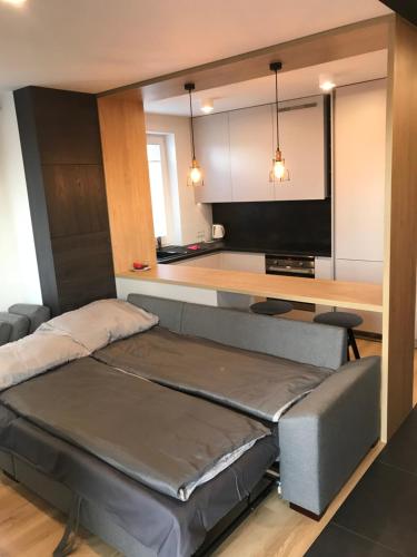 uma cama grande num quarto com uma mesa em APARTAMENT ZAGNAŃSKA - Garaż em Kielce