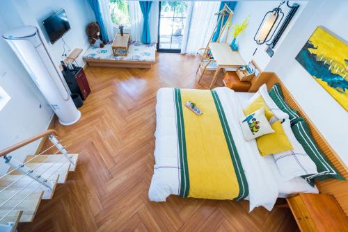 an overhead view of a bedroom with a bed and stairs at Tongli Slowlife River View Inn in Suzhou