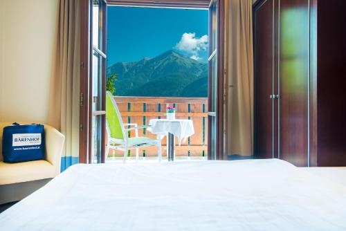 sypialnia z łóżkiem i widokiem na stół w obiekcie Gesundheitszentrum Bärenhof w mieście Bad Gastein