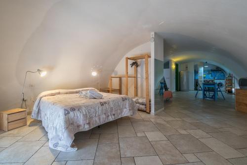 una camera con letto in una camera con mansarda di La Cupoletta a Ostuni