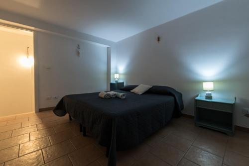 ヴィッラノーヴァ・ディ・オストゥーニにあるBrezza di Mare - Sea Breezeのベッドルーム1室(ベッド1台、タオル2枚付)