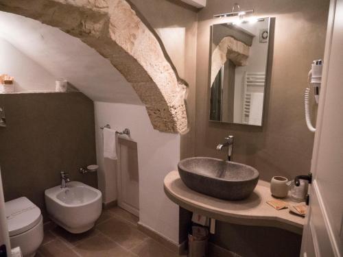 アルベロベッロにあるテラッツァ スィ トルッリのバスルーム(洗面台、トイレ付)