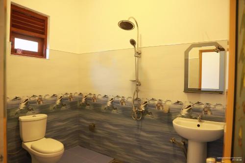 Bilik mandi di Lake Edge Holiday Inn
