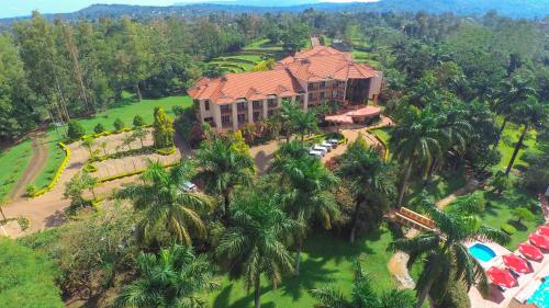 z powietrza widok na ośrodek z palmami w obiekcie Mbale Resort Hotel w mieście Mbale