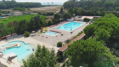 een uitzicht over het zwembad van een resort bij Camping Villaggio Paestum in Foce del Sele