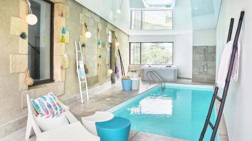 - une salle de bains avec une piscine dans une maison dans l'établissement Pavillon de la plage, à Trébeurden