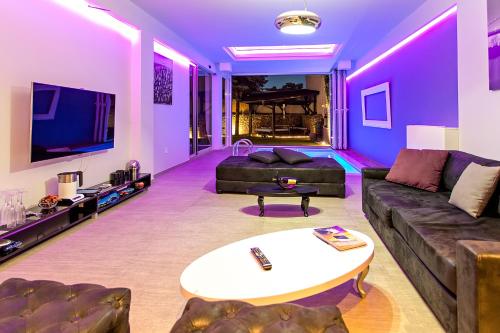 TV a/nebo společenská místnost v ubytování #1 Lux Villa with Pool, Gameroom, Spa, Zen Yard #Free airpot transport#