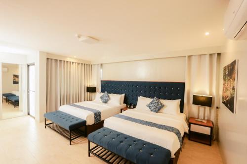 Un pat sau paturi într-o cameră la The Madeline Boutique Hotel & Suites