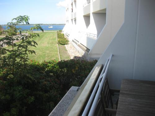 balcone di un edificio con vista su un cortile di Ferienwohnung Ananda auf Fehmarn a Fehmarn