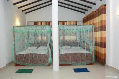 Katil atau katil-katil dalam bilik di Lake Edge Holiday Inn