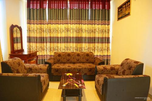 Ruang duduk di Lake Edge Holiday Inn