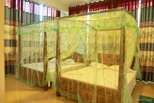 Katil atau katil-katil dalam bilik di Lake Edge Holiday Inn