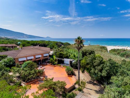 an aerial view of a house and the beach at Club Hotel Residence Baiaverde in Valledoria