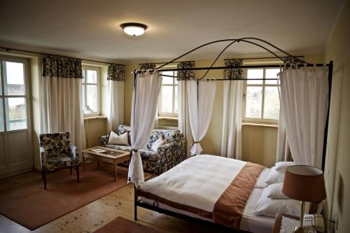 Ein Bett oder Betten in einem Zimmer der Unterkunft Seehotel Huberhof
