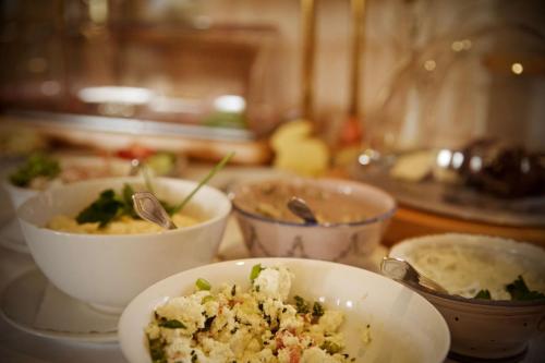 une table avec trois bols de nourriture dans l'établissement Seehotel Huberhof, à Seehausen