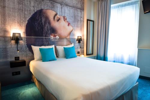 
A bed or beds in a room at Cit'Hotel le Bord'O Vieux Port
