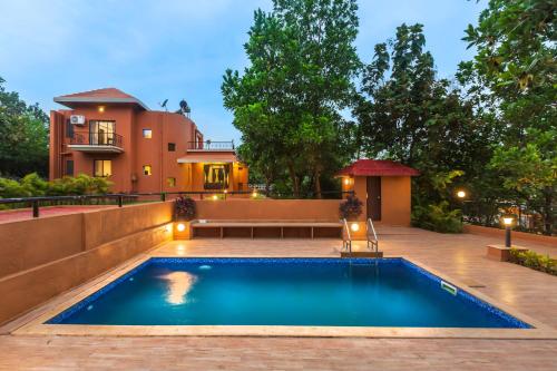 uma piscina no quintal de uma casa em SaffronStays Ekaant, Vikramgad - party-perfect pool villa with spacious lawn em Pālghar