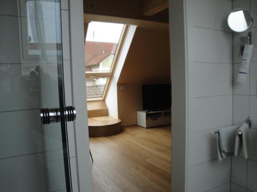een open deur naar een kamer met een raam bij Bed & Kitchen Burgau in Burgau