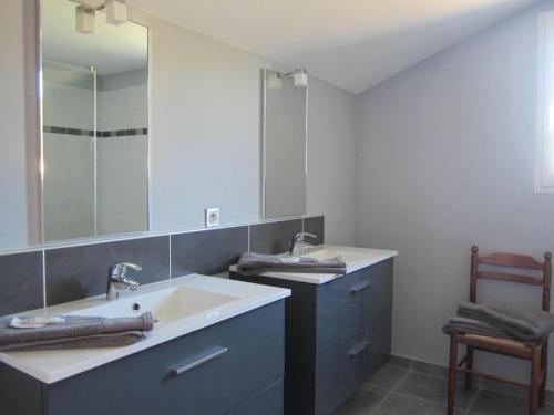 uma casa de banho com um lavatório e um espelho em Logis du Comte em Suze-la-Rousse