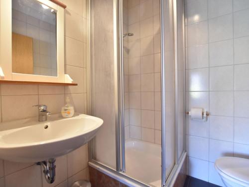 ein Bad mit einem Waschbecken und einer Dusche in der Unterkunft Comfortable Apartment in Hinter Bollhagen near the Sea in Hinter Bollhagen